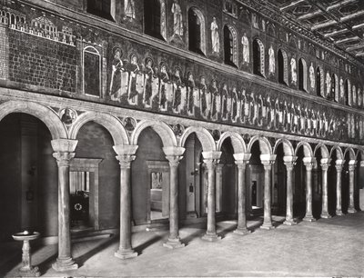 Vista interior de la nave con mosaicos que representan la Procesión de las Vírgenes Mártires de Byzantine School
